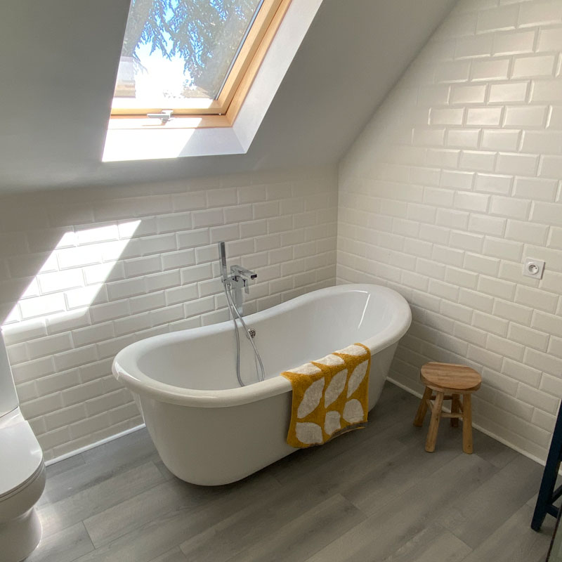 Salle de bain avec baignoire dans le gîte de jardin