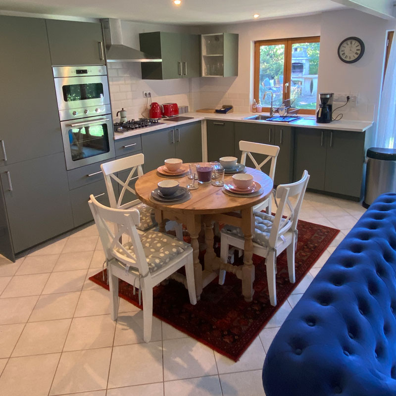 Cuisine moderne et salle à manger dans le gîte du jardin